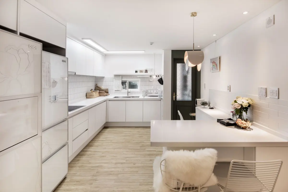 화이트톤으로 완성한 32평 푸르지오 모던 주방